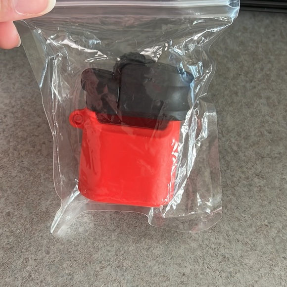 AirPods case with clip for first & second gen - Picture 2 of 2